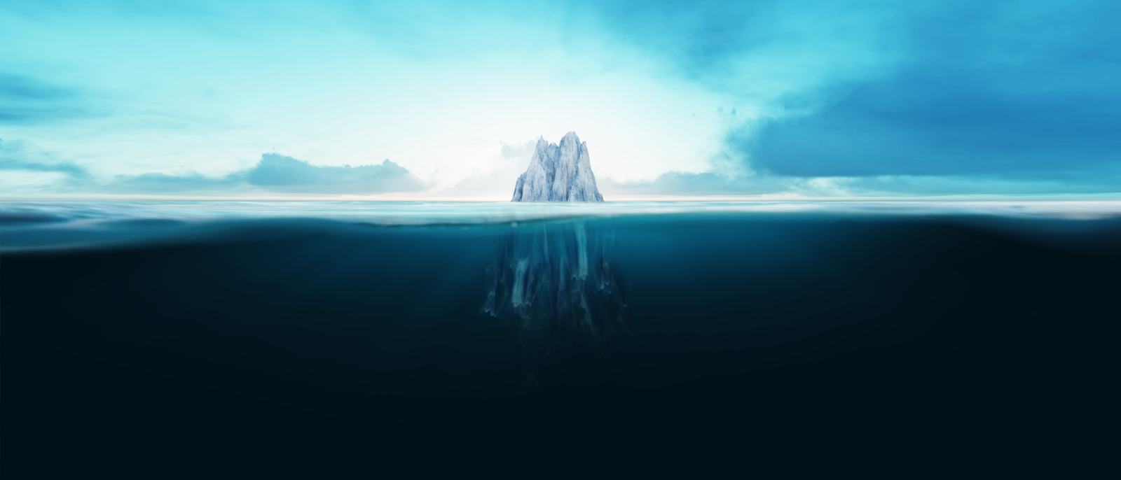 Un iceberg: la punta visible sobre el agua es pequeña frente a la masa que queda bajo la superficie.